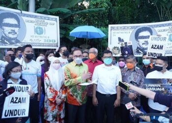 ANWAR Ibrahim menerima memorandum desakan supaya Azam Baki digantung tugas serta-merta di pekarangan Parlimen. - TWITTER ANWAR IBRAHIM