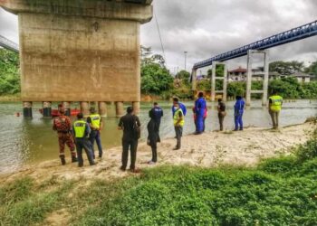 PIHAK berkuasa keselamatan melancarkan operasi menyelamat di jambatan Jertih. - MEDIA SOSIAL