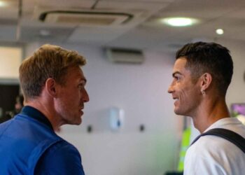 CRISTIANO Ronaldo disambut oleh pengarah teknikal Manchester United yang juga bekas rakan sepasukannya, Darren Fletcher sebaik saja tiba di Manchester semalam.