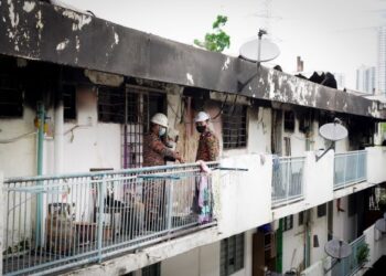 BEBERAPA anggota forensik bomba dan penyelamat melakukan pemeriksaan keadaan rumah pangsa Sri Johor yang musnah terbakar semalam, dipercayai akibat kebocoran gas. - FOTO/MOHD. FARIZWAN HASBULLAH