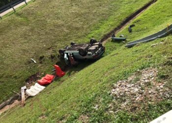 KERETA dinaiki dua wanita yang terbalik setelah terbabas ke lereng bukit di Flyover Skudai menghala Danga Bay di Johor Bahru, Johor.