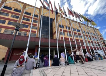 PETUGAS di Wisma Negeri, Melaka turut terasa gegaran. - TWITTER KHALIS JOHAR