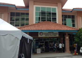 BEBERAPA individu dipercayai ahli keluarga kepada seorang pemaju hartanah terkenal di Pulau Pinang yang ditemukan maut akibat terjatuh daripada pangsapuri mewah di Jalan Kelawai, Georgetown kelihatan berada di Jabatan Forensik, HPP hari ini.