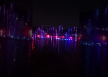 LAMAN Budaya Musical Fountain di Taman Tasik Shah Alam kembali beroperasi semalam. - UTUSAN / ABDUL RAZAK IDRIS