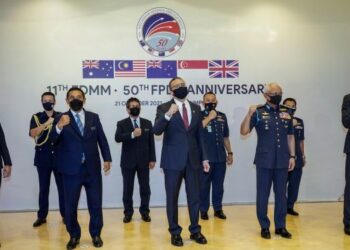 HISHAMMUDDIN Tun Hussein (tengah) bersama Panglima Angkatan Tentera, Tan Sri Affendi Buang (tiga dari kanan) bergambar bersama deligasi daripada empat kedutaan negara iaitu Singapura, Australia, New Zealand dan United Kingdom pada Mesyuarat Menteri-Menteri Pertahanan Perancangan Pertahanan Lima Negara (FPDA) ke-11 dan Sambutan FPDA ke-50 di Kuala Lumpur. - UTUSAN/FARIZ RUSADIO