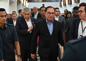 AHMAD Zahid Hamidi ketika mengiringi Anwar Ibrahim di Parlimen. - JABATAN PENERANGAN