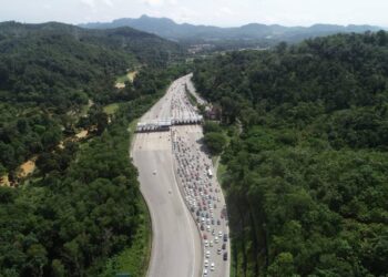 KEADAAN lebuh raya KL-Karak merekodkan kesesakan. - LLM