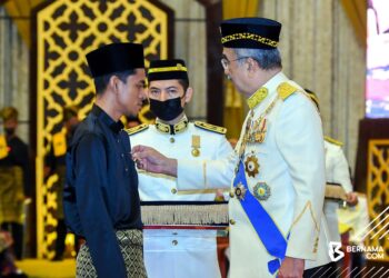 ABANG Viva menerima Pingat Jasa Kebaktian daripada Yang Dipertua Negeri Melaka, Tun  Mohd. Ali Rustam.