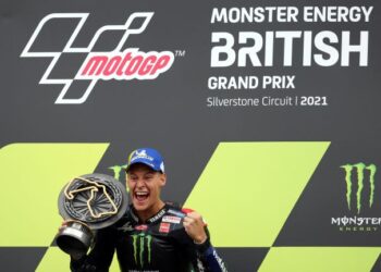PELUMBA Yamaha, Fabio Quartararo meraikan kejayaannya apabila memenangi perlumbaan MotoGP pada GP British di Litar Silverstone, hari ini.- AFP