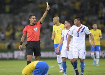 FACUNDO Tello ketika mengendalikan aksi kelayakan Piala Dunia 2022 di anatra Brazil menentang Paraguay pada 1 Februari lalu. - AFP