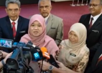 FADHLINA Sidek bercakap kepada pemberita selepas Seminar Membangunkan Malaysia Madani: Peranan Sektor Pendidikan di Institut Aminuddin Baki, Bandar Enstek, Nilai, hari ini.