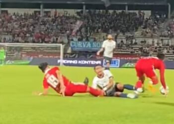 FAISAL Halim dikasari pertahanan Sabah dalam aksi Liga Super di Stadium Likas, semalam.