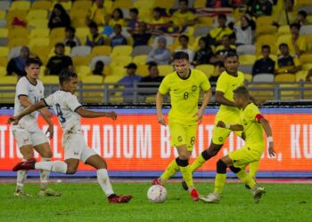 KAPTEN Harimau Malaya, Faisal Halim (kanan) berjaya memainkan peranan dengan baik ketika aksi persahabatan menentang Kemboja di Stadium Nasional Bukit Jalil, Jumaat lalu.-UTUSAN/AMIR KHALID