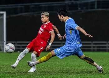 FAISAL Halim (kiri) melakukan hantaran jauh kepada rakan sepasukannya pada aksi persahabatan menentang Penang FC di Stadium Negeri Batu Kawan, malam ini.-IHSAN SELANGOR FC