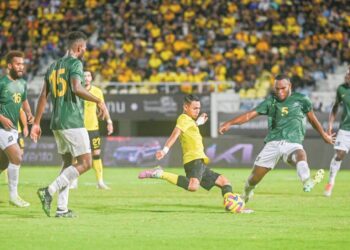 KETUA pasukan Harimau Malaya, Faisal Abdul Halim (tengah) tenang biarpun dikepung pemain Kepulauan Solomon yang mempunyai fizikal lebih sasa dalam aksi persahabatan antarabangsa di Stadium Sultan Mizan Zainal Abidin, Gong Badak kelmarin. – UTUSAN/PUQTRA HAIRRY