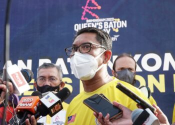 AHMAD Faizal Azumu ditemui pemberita  pada program Larian Baton Komanwel  2022 di Padang Lintau Kampung Tengku Hussein Manjoi, Ipoh hari ini. - UTUSAN/ZULFACHRI ZULKIFLI