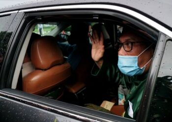 AHMAD Faizal Azumu melambai ke arah petugas media selepas menghadap Sultan Perak, Sultan Nazrin Muizzuddin Shah di Istana Kinta, Ipoh baru-baru ini. –UTUSAN/ZULFACHRI ZULKIFLI