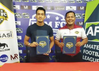 Ahmad Fakri Saarani (kiri)  memeterai perjanjian sebagai pemain BRM FC untuk Liga M3 musim ini.