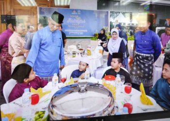 Pengerusi FAMA,  Aminuddin  Zulkifli beramah mesra bersama anak-anak yatim daripada Pertubuhan Kebajikan dan Penjagaan Nur Hidayah, Kuala Lumpur sempena Program Semarak Kasih Aidilfitri FAMA  bersama Usahawan di Ibu Pejabat FAMA, Selayang.