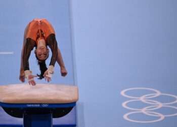 AKSI Farah Ann dalam acara melombol pada saingan kelayakan all-around di Pusat Gimnastik Ariake, Tokyo semalam. - AFP
