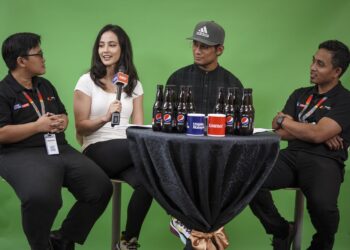 FARAH Ann Abdul Hadi (dua dari kiri), pesilat negara, Al-Jufferi Jamari (dua dari kanan) bersama Ketua Meja Sukan Utusan Malaysia, Norzie Mohd. Khasbi (kiri) dan wartawan, Rozaidi Zulkifli dalam temu bual sempena pelancaran Utusan Malaysia dan Kosmo! Kembali di Kuala Lumpur kelmarin. - UTUSAN/FARIZ RUSADIO