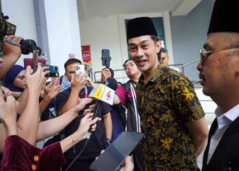 Farid Kamil dikerumuni wakil-wakil media di pekarangan Mahkamah Syariah Shah Alam, semalam. – UTUSAN/SADDAM YUSOFF