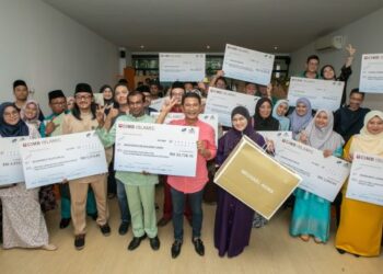 KETUA Pegawai Operasi Kumpulan Farm Fresh Berhad, Azmi Zainal (tengah) bergambar bersama semua jemputan, penerima anugerah insentif tunai dan hadiah selepas majlis meraikan Top Achiever Homedealer bagi tahun 2022 di Farm Fresh @ UPM, hari ini.