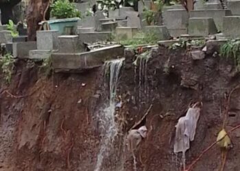 KEADAAN kubur yang terjejas akibat tanah runtuh di Tanah Perkuburan Awam Sirnaraga di Kota Bandung. - AGENSI