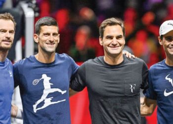 (Dari kiri) Andy Murray, Novak Djokovic, Roger Federer dan Rafael Nadal yang mewakili pasukan Pilihan Eropah bergambar sebelum sesi latihan Piala Laver di O2 Arena, London semalam.