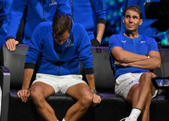 ROGER Federer (kiri) menangis selepas menamatkan perlawanan terakhirnya sebagai pemain tenis profesional, bergandingan dengan Rafael Nadal (kanan) dalam Piala Laver di London hari ini. - AFP