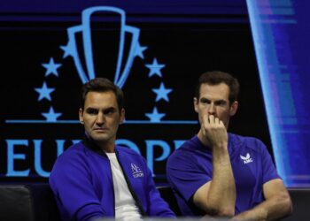 ROGER Federer (kiri) dan Andy Murray menonton perlawanan antara Stefanos Tsitsipas menentang Frances Tiafoe dalam saingan Piala Laver di London semalam. - AFP