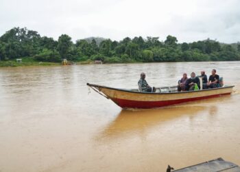 BOT laju menjadi pengangkutan utama bagi penduduk di Kampung Pasir Kelang  untuk ke bandar Kuala Krai. - UTUSAN/BAHRUDDIN HATTA