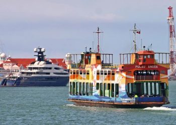SEBUAH feri diberi nama Pulau Angsa belayar menuju Terminal Feri Raja Tun Uda di George Town, Pulau Pinang, semalam. Perkhidmatan feri untuk penumpang ini bakal menjadi kenangan ekoran akan digantikan dengan bot laju mulai 1 Januari ini. – UTUSAN/AMIR IRSYAD OMAR