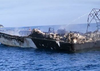 KEADAAN feri yang terbakar di pesisir pantai Pulau Bidong, Kuala Terengganu, petang tadi.