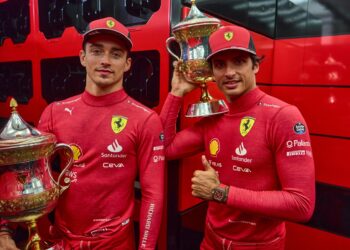 CHARLES Leclerc (kiri) dan Carlos Sainz menghadiahkan kemenangan 1-2 buat Ferrari pada Grand Prix Bahrain di Sakhir pagi tadi.