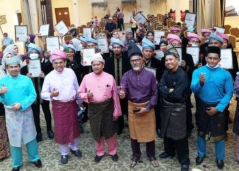 ARIFFIN Deraman (tiga dari kiri) bersama peserta kursus Kampung Budaya Terengganu selepas merasmikan majlis penutupannya di Kuala Nerus, Terengganu, hari ini.