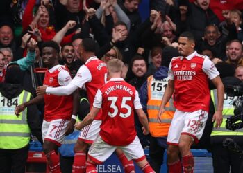 Pemain Arsenal meraikan jaringan Gabriel Magalhaes menentang Chelsea di Stamford Bridge.
