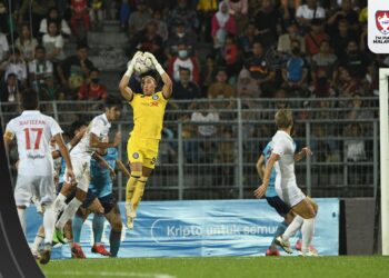 Penjaga gawang Sabah FC, Damien cemerlang memastikan gawang tidak dibocori.