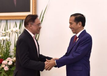 GAMBAR dimuat naik Joko Widodo bersalaman dengan Anwar Ibrahim. - TWITTER