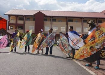 PARA peserta yang berjaya memasuki peringkat akhir kategori Wau Kapal Cantik mempamerkan wau tercantik masing-masing.