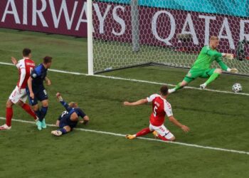 PENYERANG Finland, Joel Pohjanpalo berjaya menanduk gol kemenangan buat pasukannya bagi menewaskan Denmark dalam aksi kumpulan B Euro 2020.-AFP