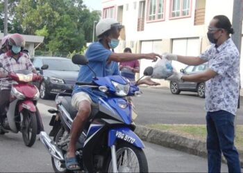 PENGAGIHAN ikan mentah sejuk buku sempena program ‘Fish Bank’ dilakukan secara pandu lalu, di pekarangan pasar raya MO Wholesales di Kompleks Pasar Borong Baru Kemunting di Kuantan, Pahang. - FOTO/DIANA SURYA ABD. WAHAB