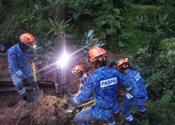 ANGGOTA Angkatan Pertahanan Awam Malaysia giat menjalankan operasi SAR di lokasi kejadian tanah runtuh.