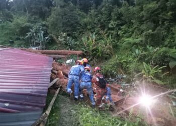 ANGGOTA Angkatan Pertahanan Awam Malaysia giat menjalankan operasi SAR di lokasi kejadian tanah runtuh.