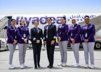 BARISAN anak kapal yang terdiri dari semua wanita mencatatkan sejarah penerbangan di Arab Saudi.-FLYADEAL