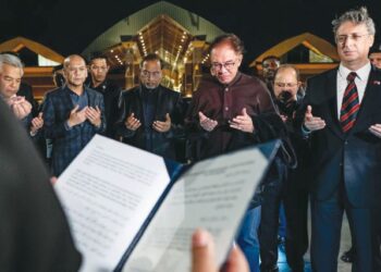 PERDANA Menteri, Datuk Seri Anwar Ibrahim belepas ke Turkiye malam kelmarin bagi melihat sendiri kawasan bencana selain berjumpa pasukan mencari dan menyelamat khas Malaysia (SMART). – TWITTER ANWAR IBRAHIM