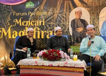 MOHAMAD Abdullah al-Amin (kanan) bersama Hassan Adli Yahya (kiri) dan moderator, Zakaria Othman dalam forum perdana di Masjid An-Nur, Saujana Utama, Sungai Buloh, Selangor malam tadi. -IHSAN/WAN JAILANI RAZAK