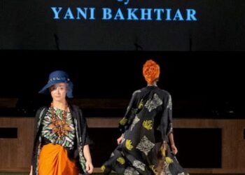 Antara kardigan dan kaftan batik diperagakan di pentas pertunjukan fesyen antarabangsa.