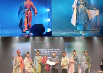 Norwani Md. Nawawi (tiga dari kiri) dan Norazman Osman menunjukkan buku Keindahan Tenun Songket Malaysia pada Festival Seni Hidup 2022 di MaTIC baru-baru ini.