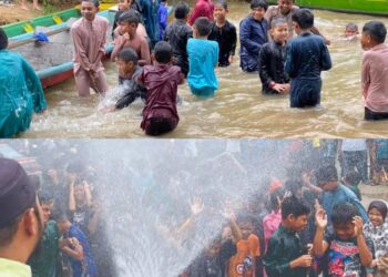 (Gambar bawah) MOHD. Zakhwan Ahmad Badarddin menyiram kanak-kanak dengan pancutan air anggota Bomba dan Penyelamat sebelum berkhatan di Felda Padang Piol, Jerantut.